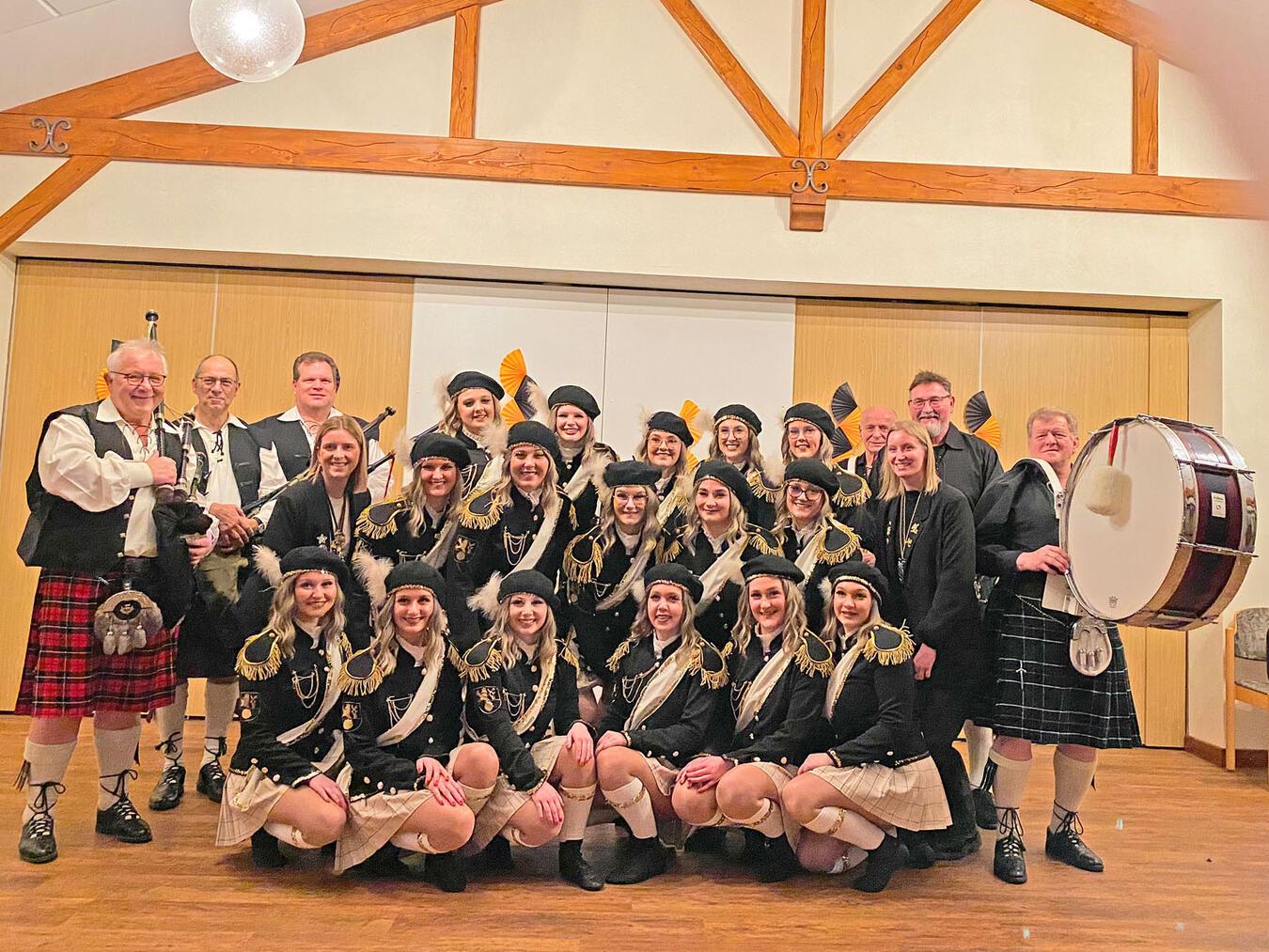 Die Kolping-Funken mit ihren Trainerinnen Lea Kroon und Jelena Kempkes und den „Niers Pipes and Drums“. Foto: privat