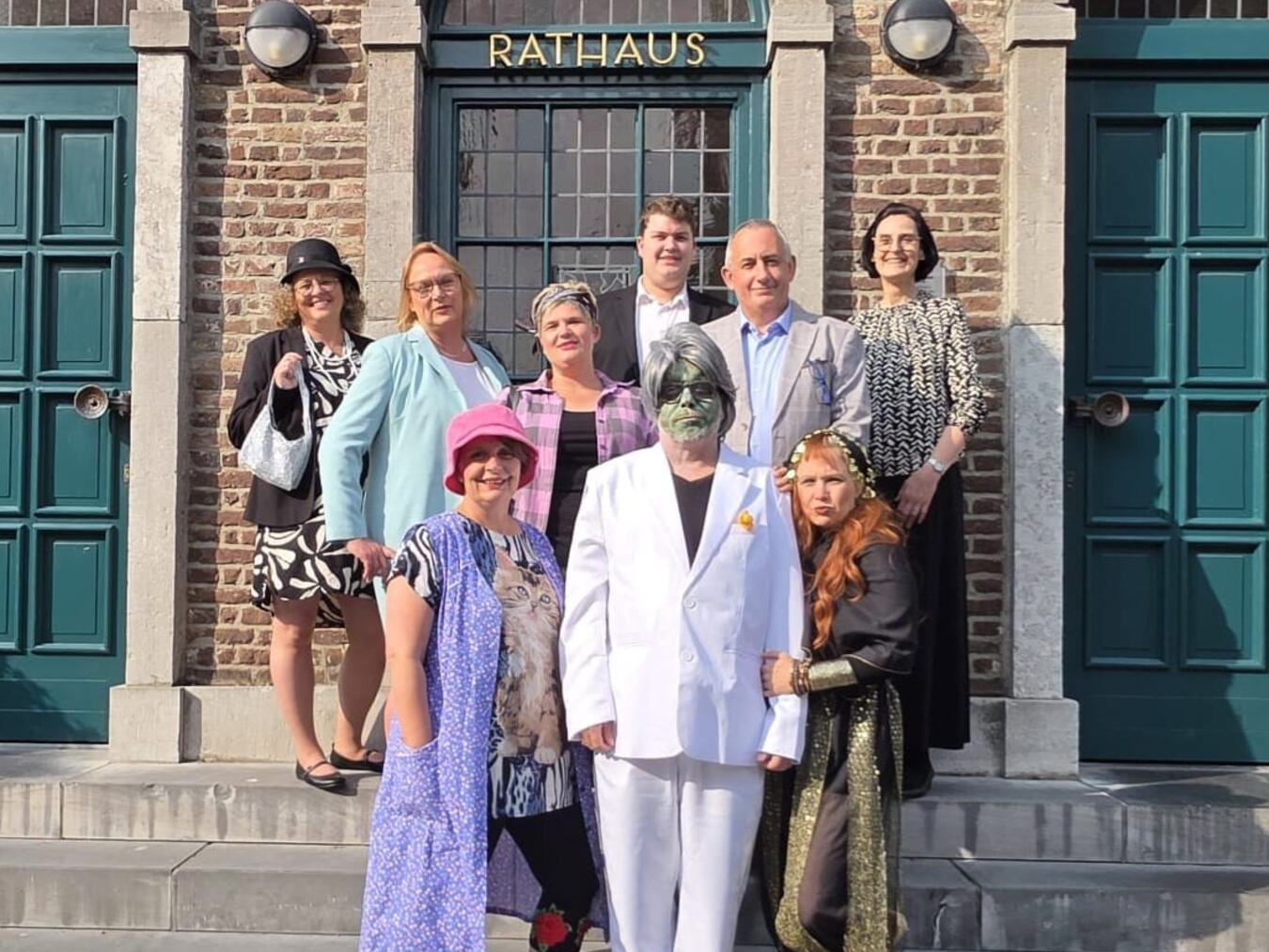 Die Kolping Theatergruppe durfte im echten Gocher Rathaus die ersten Promo-Fotos für ihr neues Bühnenstück „Der Geist im Rathaus“ schießen. Die Theatergruppe besteht aus: Martina und Mathias van Amstel, Sylvia und Johannes Knops, Melanie und Kendrick Lorenz sowie Daniela Bodden, Eva Bergmann und Jenny Schoofs. Foto: Privat