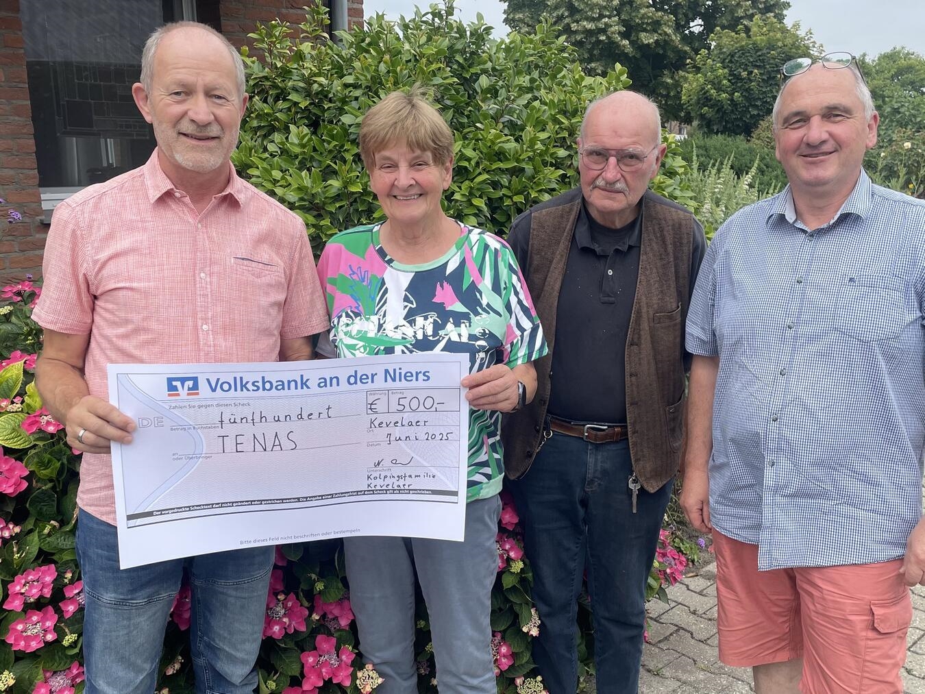 Kolpingsfamilie Kevelaer spendet an Tenas Die kolpingsfamilie Kevelaer übergab die Spende an Magret Lörcks und Meinulf Hagemeier. Foto: Rainer Niersmann