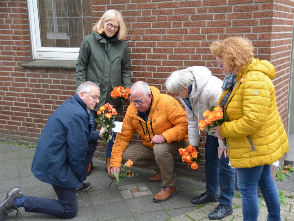 Die Kolpingsfamilie Kleve machte sich am 9. November auf den Weg, um an allen Stolpersteinen in der Stadt Kleve eine Rose niederzulegen. Foto: pebo-qualburg