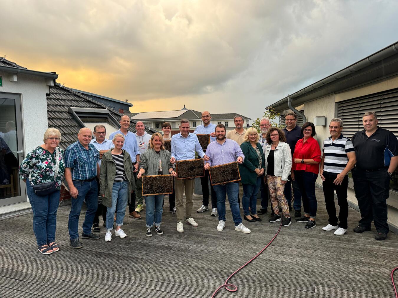 Die Kommunalpolitiker der CDU kamen bei ihrer Besichtigung den Bienen ganz nah. Foto: CDU