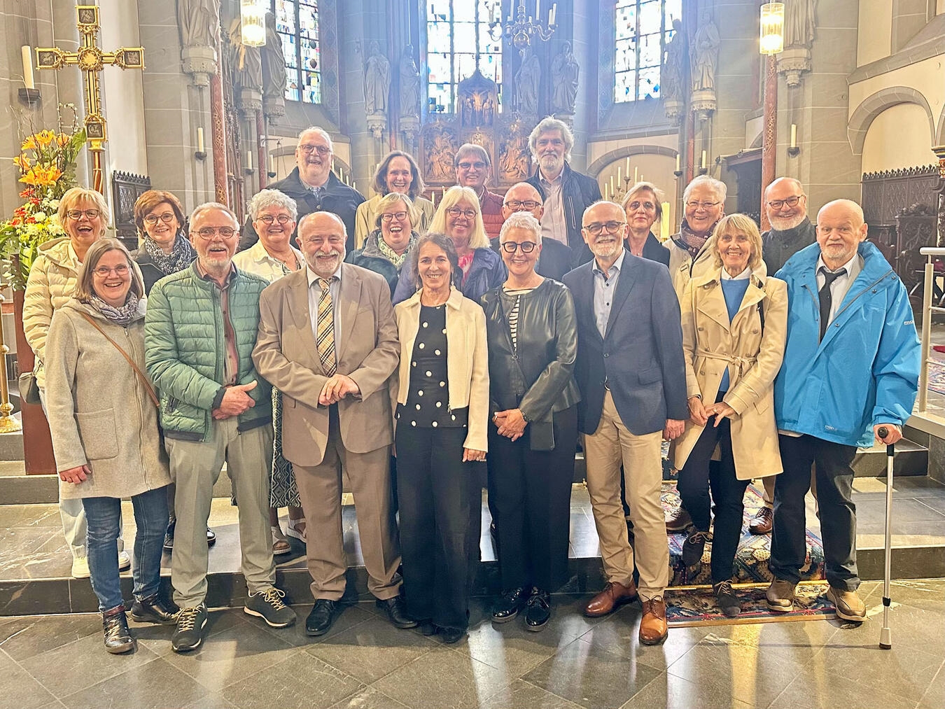 "Gruppenfoto der Kommunion-Jubilare der Arnold-Janssen-Schule, festlich gekleidet, im Freien. Foto: privat"