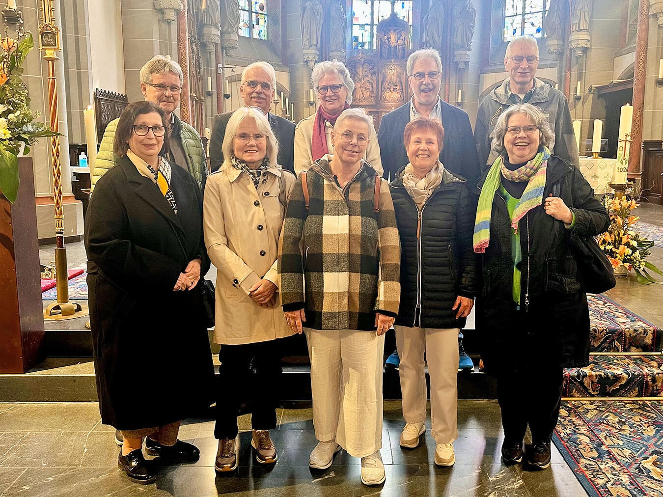 "Kommunion-Jubilare der Liebfrauen-Schule, Gruppenfoto, Feierlichkeit, festliche Kleidung"