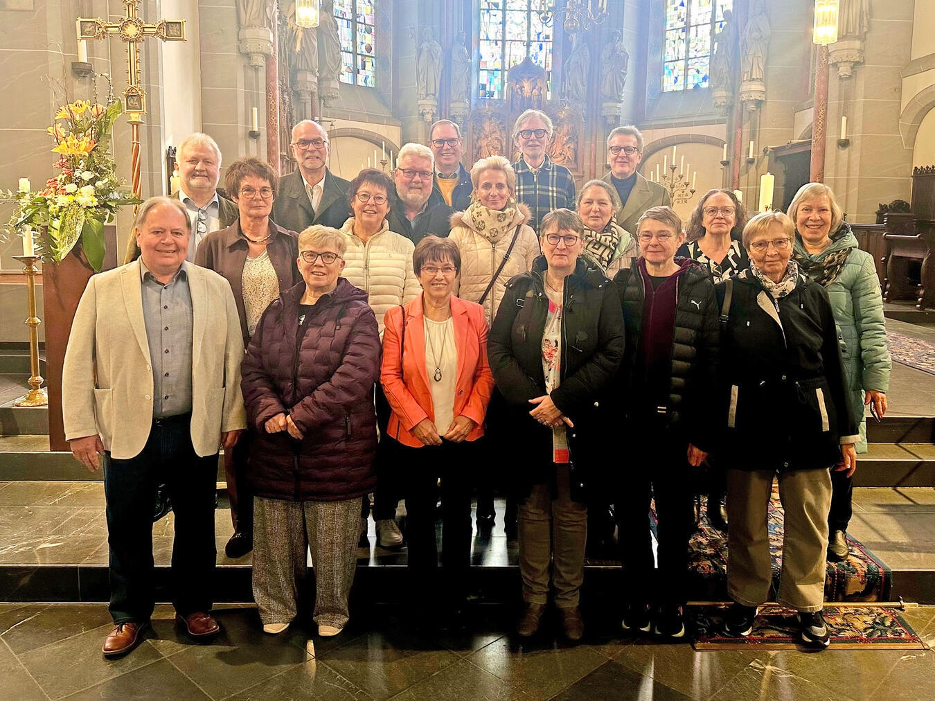 "Kommunion-Jubilare der St. Georg-Schule in festlicher Kleidung, Gruppenfoto, Schüler, Feier"