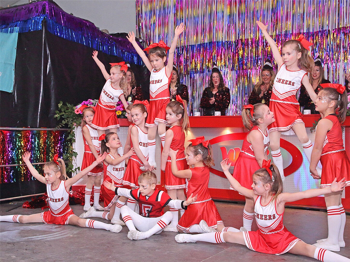 Die Konfetti-Crew begeisterte das Publikum mit ihrem Cheerleader-Showtanz. NN-Fotos: Theo Leie