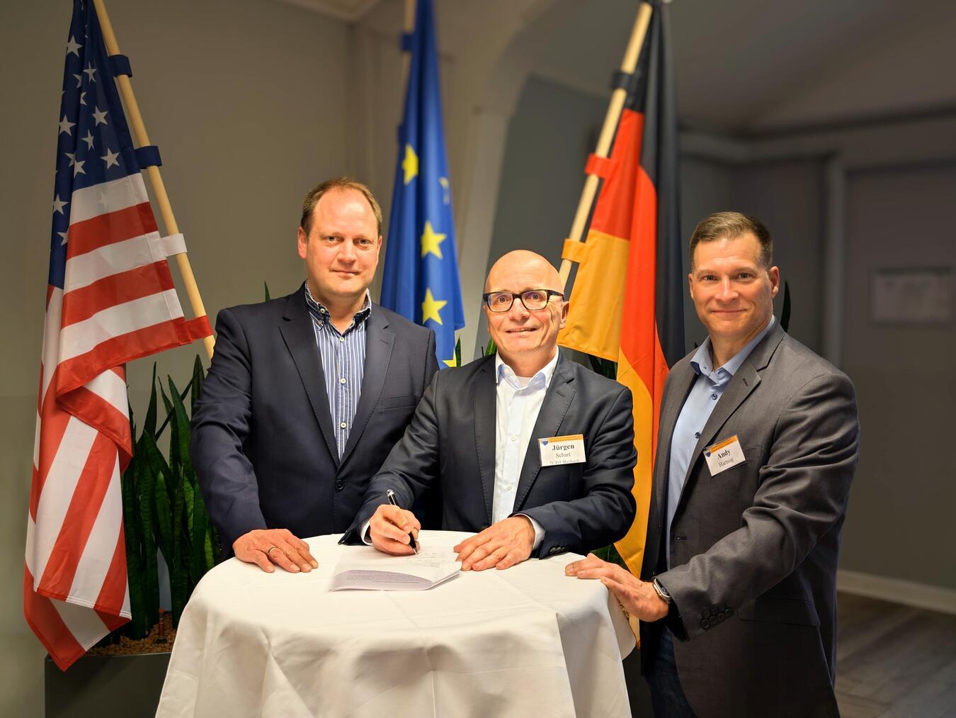 Privatwirtschaftliche Allianz stärkt transnationale Zusammenarbeit im Bereich der Sicherheit und Ver Die Kooperation von TBW und TCRH mit Constellis ist unterzeichnet. V.l.: TBW CEO Dr. Christian Endreß, TCRH- Prokurist Jürgen Schart und Constellis VP Andy Hartsog. Foto: TBW Weeze