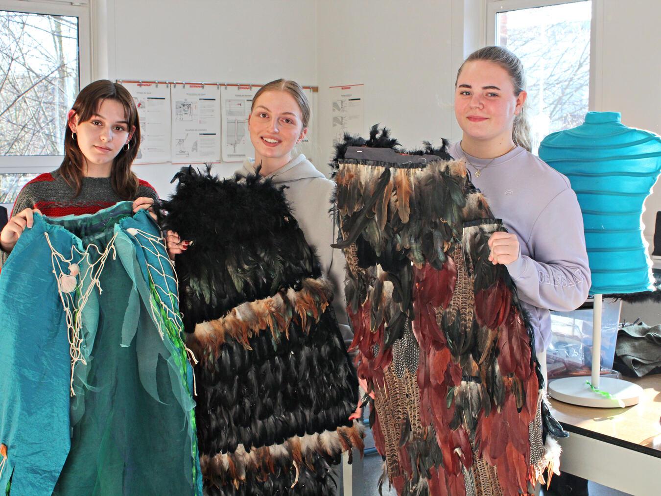 Die Kostüme erstellen die Schülerinnen ebenfalls in mühevoller Detailarbeit.
