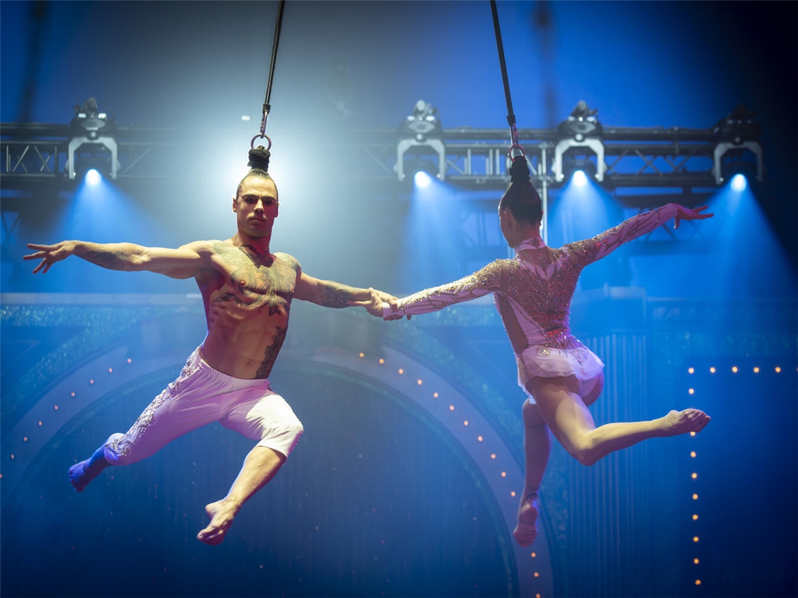 Die Kotenyov Family zeigt eine beeindruckende Strapaten-Nummer. NN-Foto: Gerhard Seybert