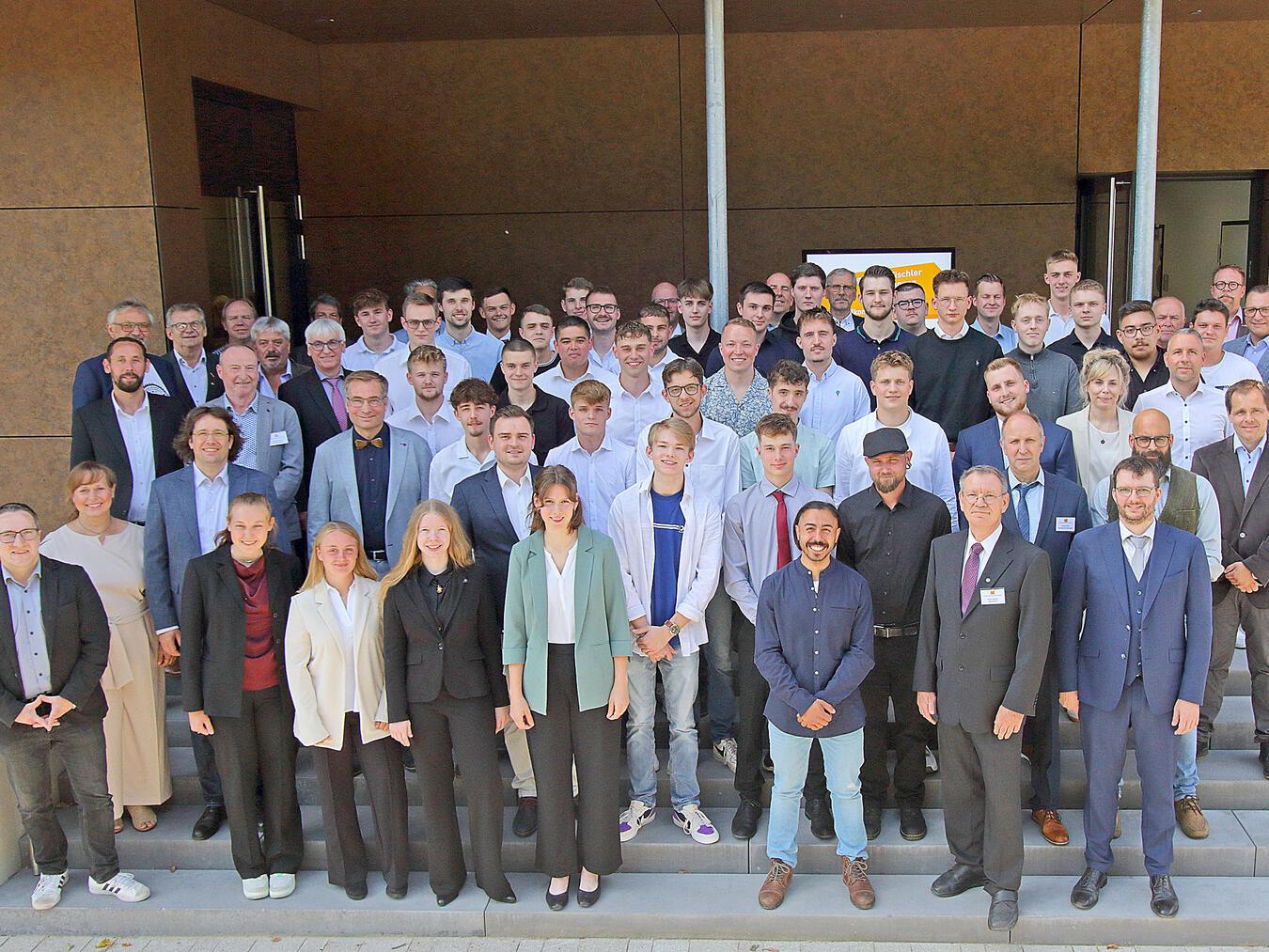 Die Kreis Klever Tischler-Innung feierte ihre diesjährige Lossprechungsfeier in der neuen Aula im Berufskolleg Kleve. NN-Foto: Theo Leie
