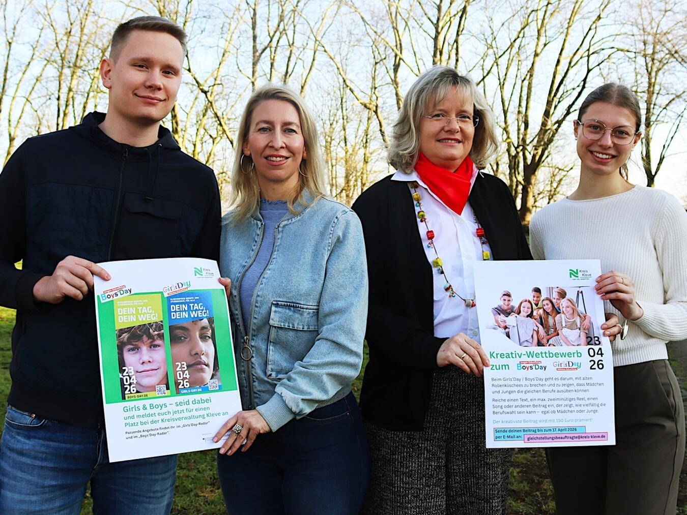 Die Kreisverwaltung Kleve bietet Plätze für den Girls’ und Boys’ Day an und initiiert einen Kreativ-Wettbewerb. Die Gleichstellungsbeauftragte Sandra Poschlod-Grause (2. v.l.) und Susanne Schultze-van Acken (2. v.r.) werben gemeinsam mit Mathis Bockhorn (links im Bild) und Josefine Riddermann (rechts im Bild) für eine Teilnahme. Foto: © Kreis Kleve