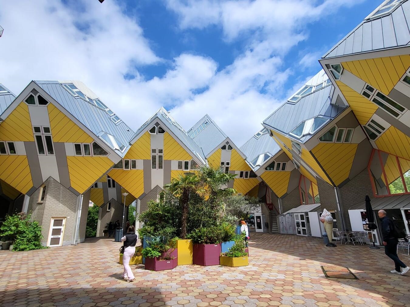 „Typisch Niederländisch“: Die letzten Fotohighlights aus dem Nachbarland Kubushäuser in Rotterdam, von Piet Blom 1982 entworfen, moderne Architektur, gelbe Würfelhäuser, niederländische Sehenswürdigkeit.