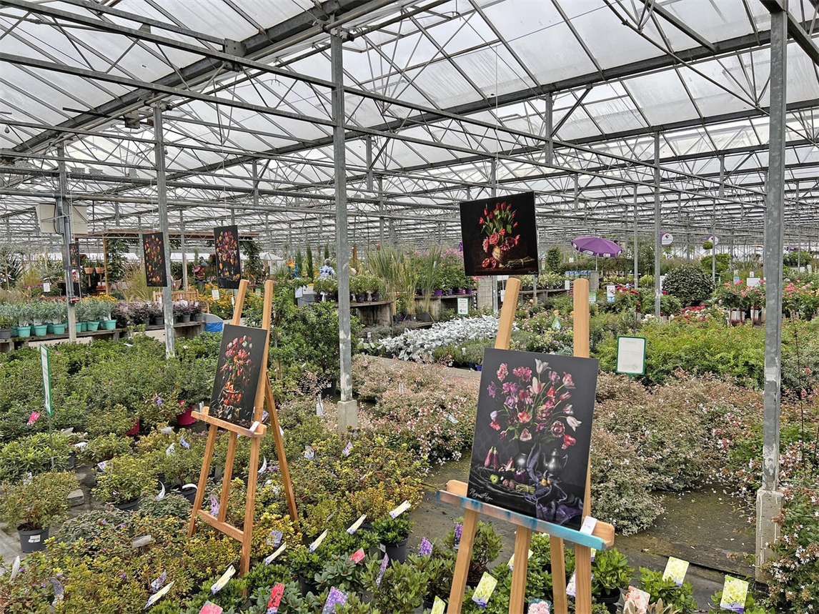Die Künstler stellen eine bunte Vielfalt an Kunstwerken am Sonntag, 6. September, in dem großzügig überdachten Gartencenter aus. Foto: Plantencentrum Velden