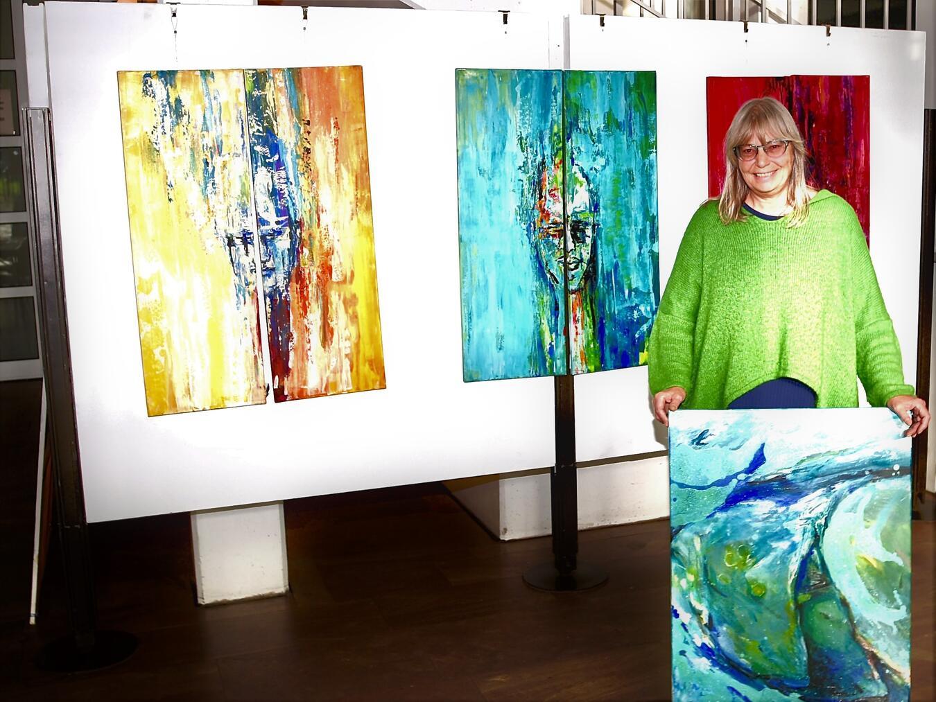 Die Künstlerin Arnhild Koppel verarbeitet mit ihren Bildern Emotionen aus dem Alltag.Foto: Stadt Rheinberg