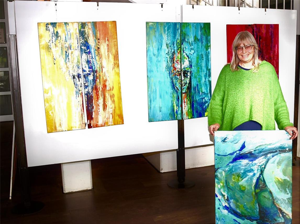 Die Künstlerin Arnhild Koppel verarbeitet mit ihren Bildern Emotionen aus dem Alltag.Foto: Stadt Rheinberg