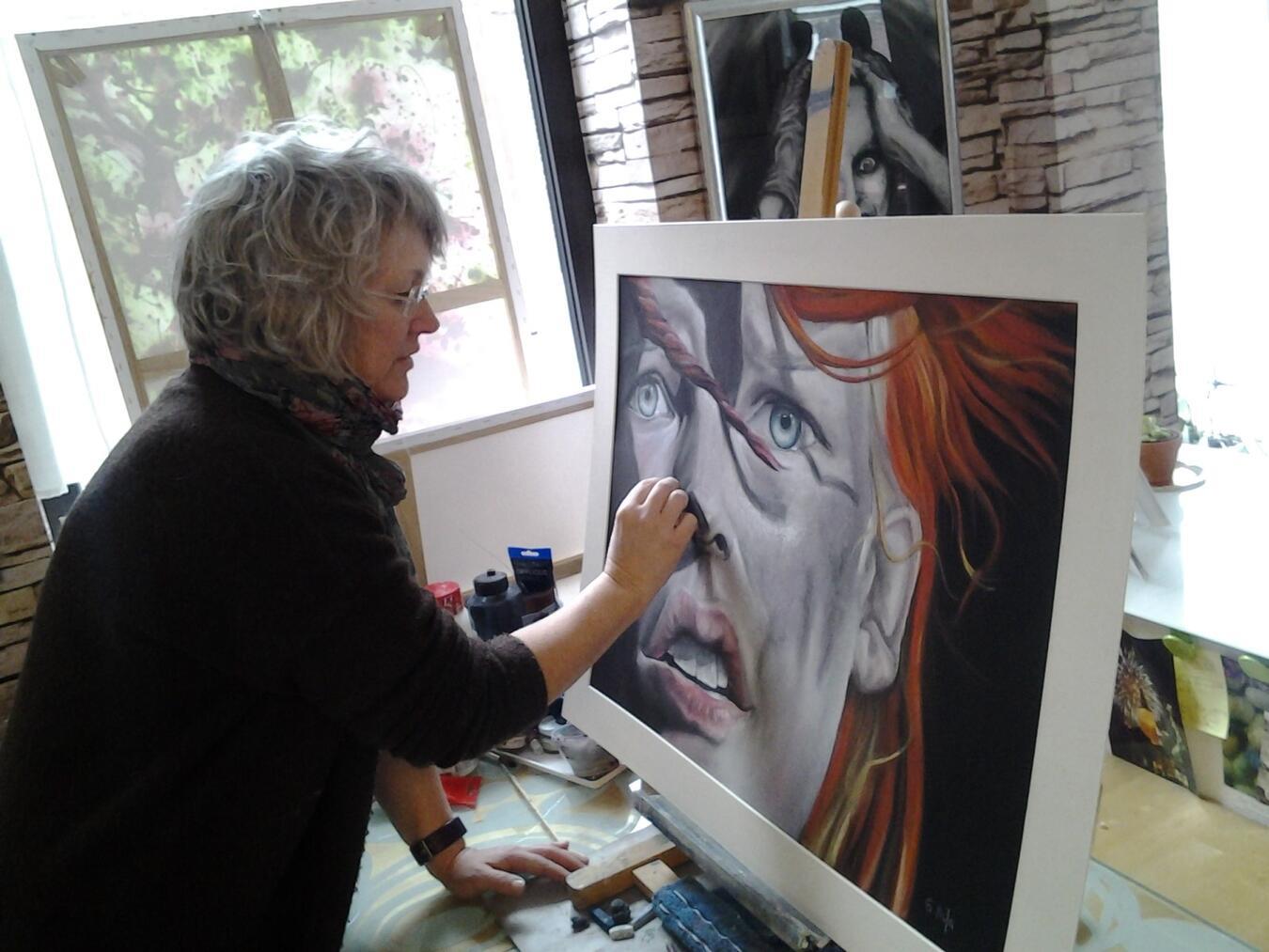 Die Künstlerin „MaJa“ Marion Jansen vermittelt das Fotorealistische bis Hyperrealistische Arbeiten unter anderem mit Pastell, die Schwerpunkte liegen in den Bereichen Portraits von Mensch und Tier sowie Landschaften.Foto: Marion Jansen