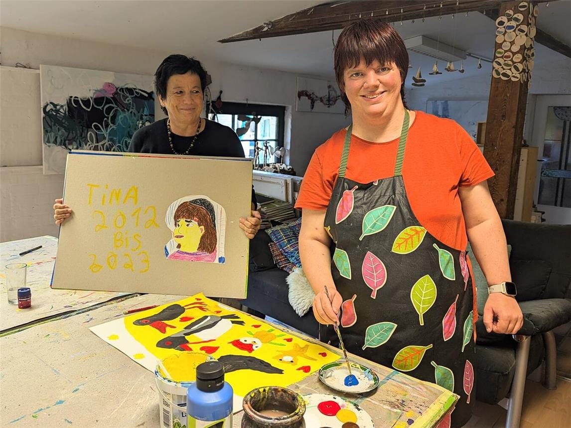 Die Künstlerin Nanni Wagner (l.)und ihre Malschülerin Franziska Verhoeven freuen sich auf die Tage der offenen Tür im Atelier „Malraum“. NN.Foto: JK