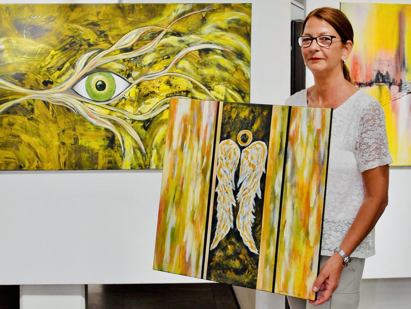 Die Künstlerin Nicole Poelman-Heinhold freut sich über viele Ausstellungsbesucher. Foto: Stadt Rheinberg