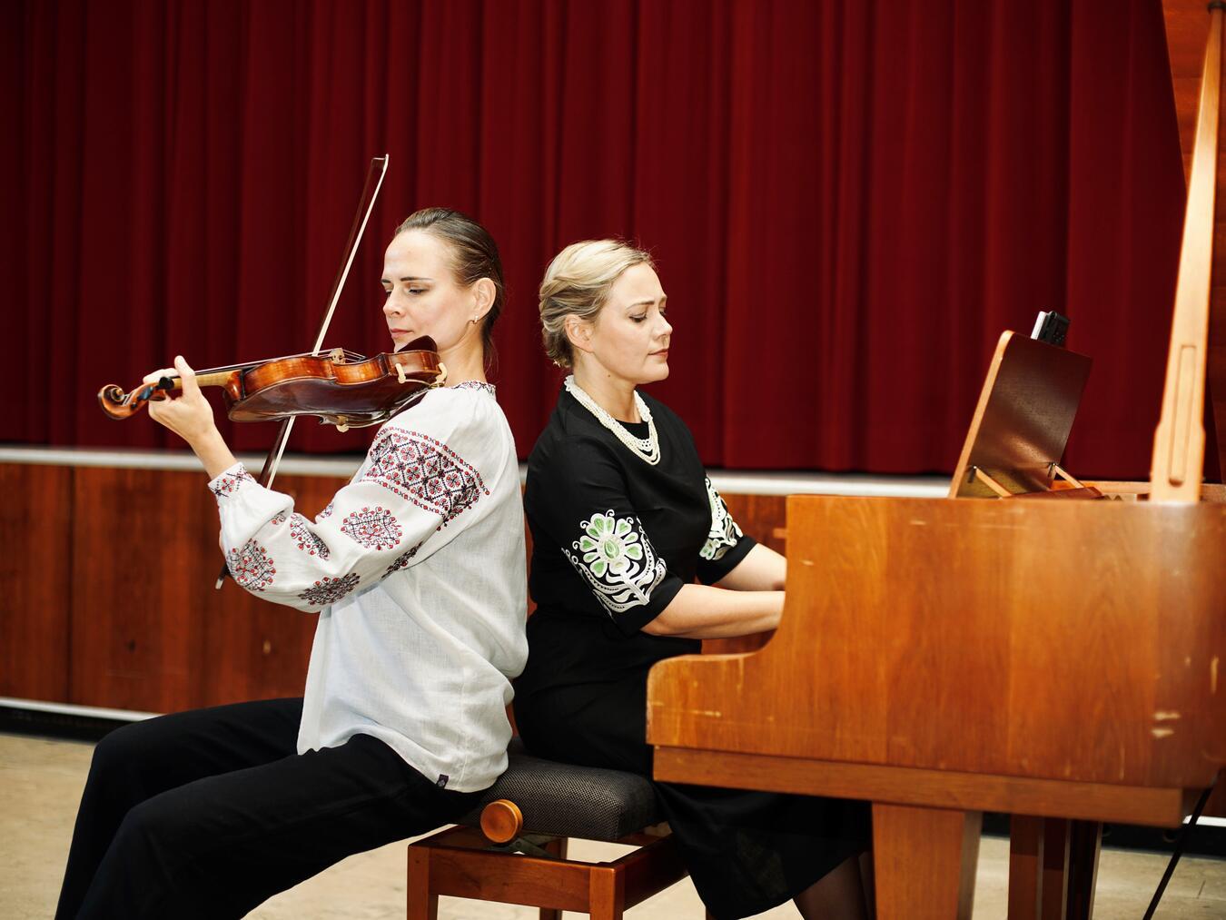 Benefizkonzerte in Xanten Die Künstlerinnen Natalia Gordeyeva an der Violine und Violina Petrychenko am Klavier stammen beide aus der Ukraine. Foto: privat