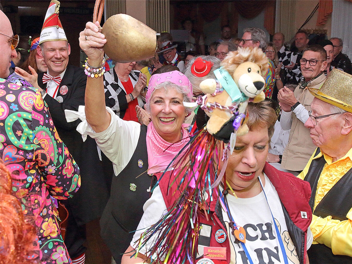 Die „Kuhstall-Liesel“ sorgte schon bei ihrem Einzug für Begeisterung. NN-Foto: Theo Leie