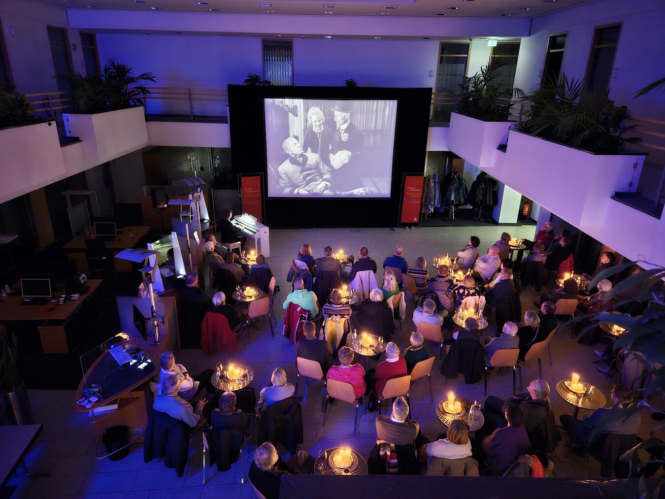 Die Kundenhalle der Sparkasse Rhein-Maas am Markt in Straelen verwandelt sich wieder in einen Kinosaal.Foto: Kulturring Straelen
