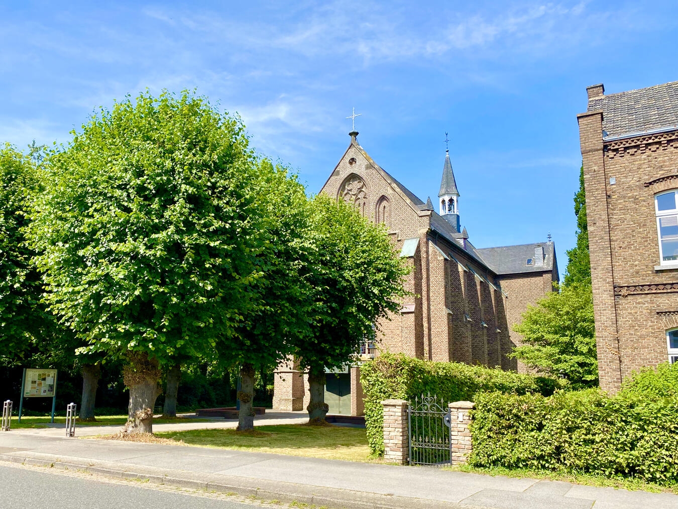 "Labbecker Kirche Jubiläum Feier, geschmückt für Festlichkeiten, Pfarrgemeinde Event"