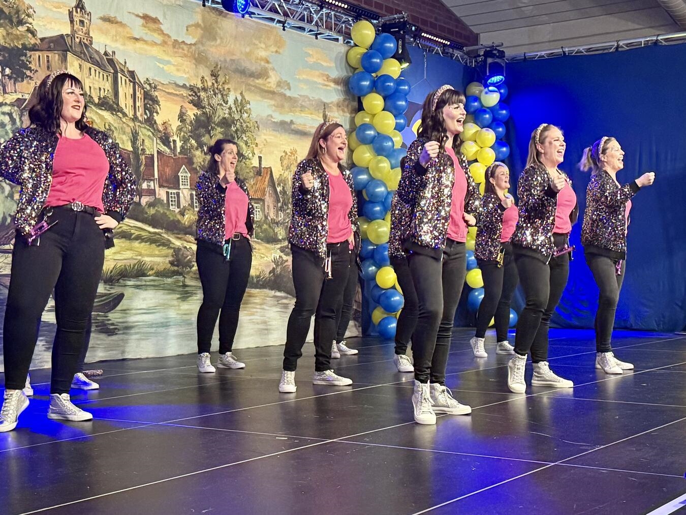 Die „Läkker Mädjes“ tanzten zu stimmungsvollen kölschen Liedern. NN-Foto: Sabrina Peters