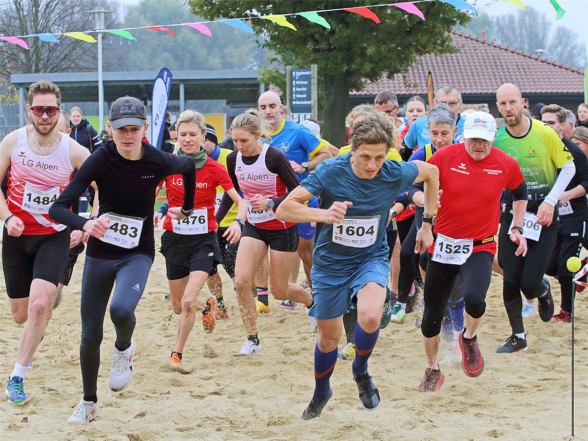 Die Läufer müssen beim Crosslauf auch durch Sand laufen. NN-Archivfoto: Theo Leie
