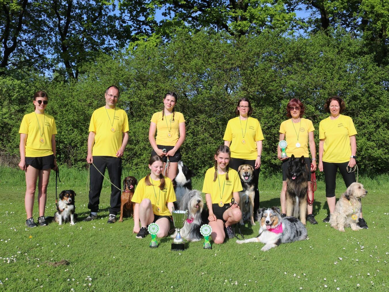 Kathrin Knauf aus Uedem ist Landemeisterin in der Königsdisziplin des Turnierhundesport Die Landesmeisterschaftsteilnehmer mit ihren Hunden. Foto: privat