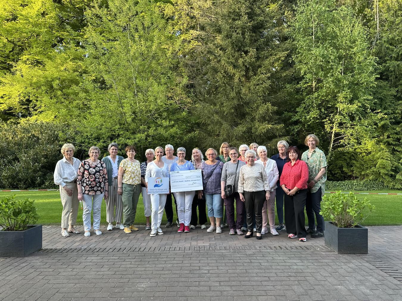 Die Landfrauen aus Hasselt, Qualburg und Schneppenbaum überreichten jetzt eine großzügige Spende in Höhe von 750 Euro an Vanessa Hennig, Sprecherin des Fördervereins der Dietrich-Bonhoeffer-Schule. Foto: Förderverein Dietrich-Bonhoeffer-Schule