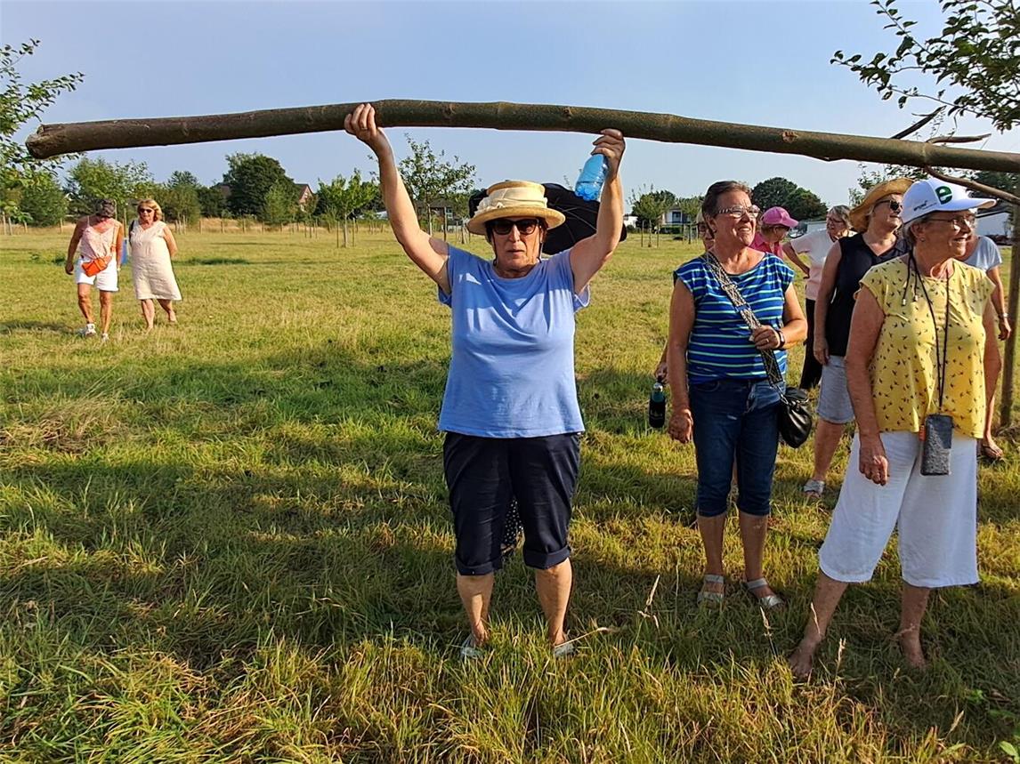 Die Landfrauen konnten sich selbst von dem geringen Gewicht eines zweijährigen Kiri-Stammes überzeugen. Foto: privat