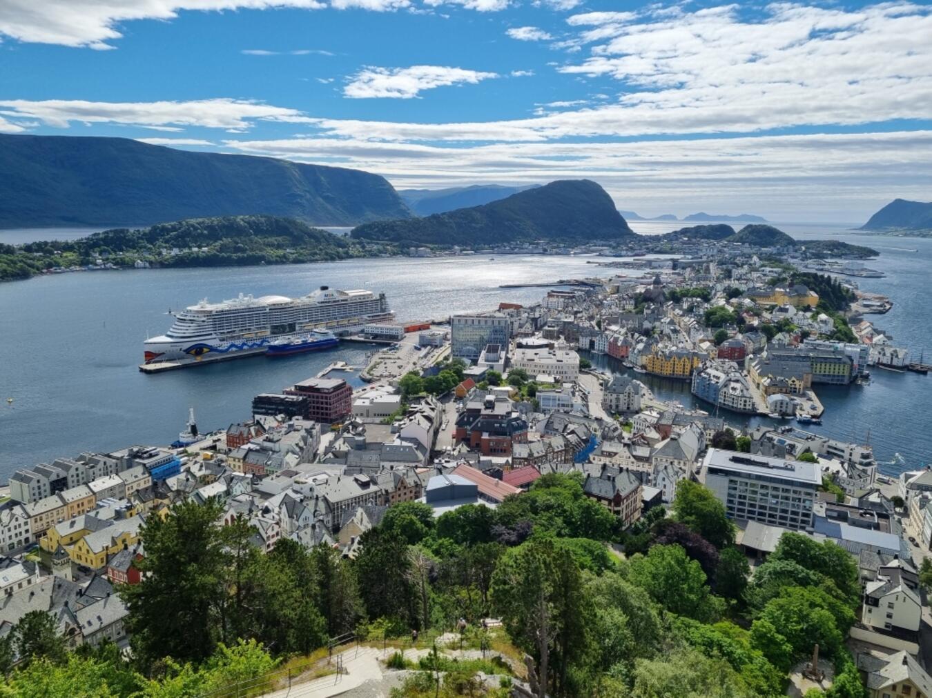 Mit dem Wohnmobil durch Norwegen Die Lebendigkeit der großen Städte wie Stavanger, Bergen oder Kristiansand, die Stille bekannter Nationalparks und Wanderungen durch malerische Landschaften kann am besten bei einem Roadtrip erkunden. Foto: Schankweiler