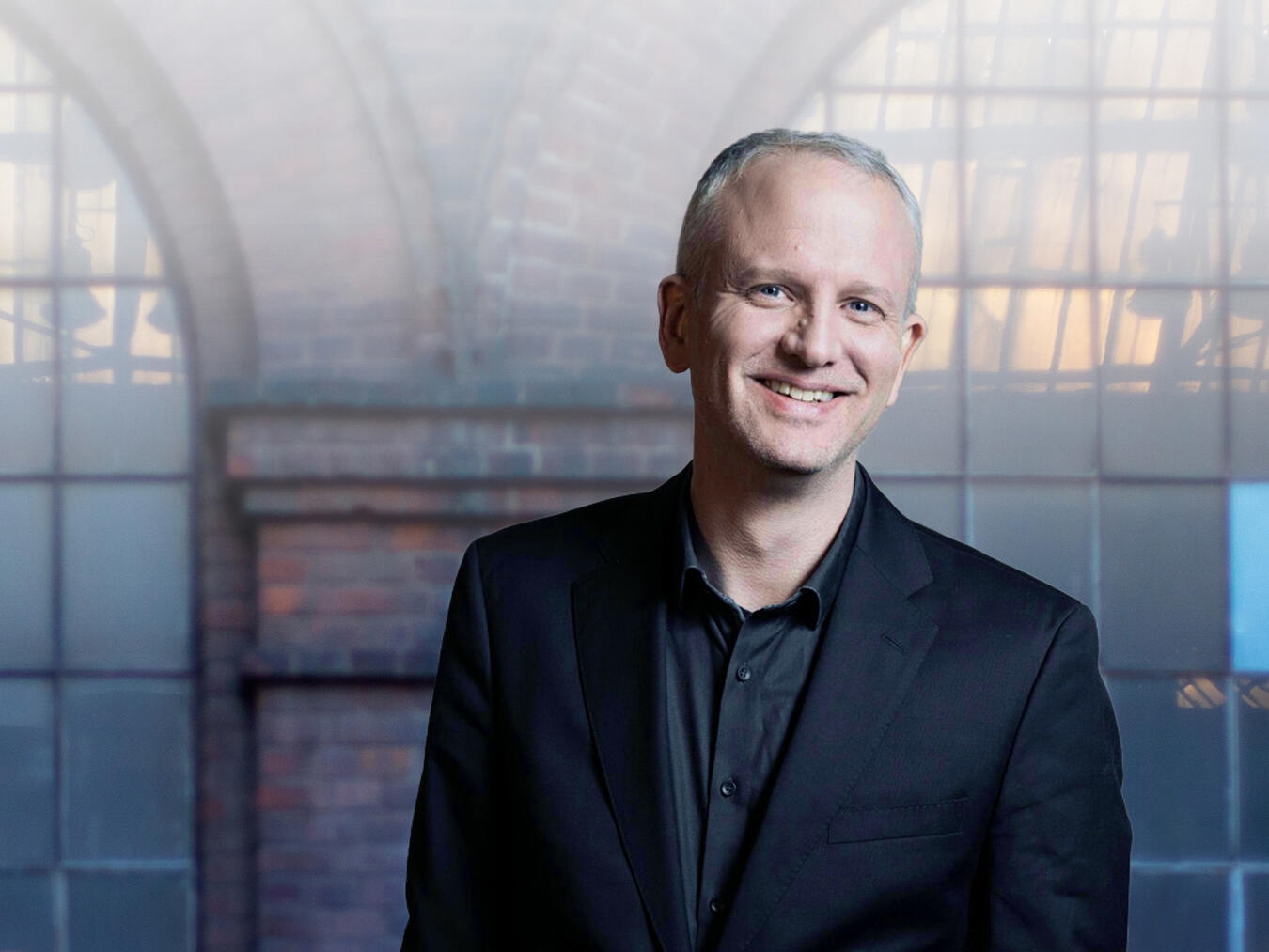 "Nicolas Fink dirigiert ein Konzert, WDR, Foto von Ben Knabe"