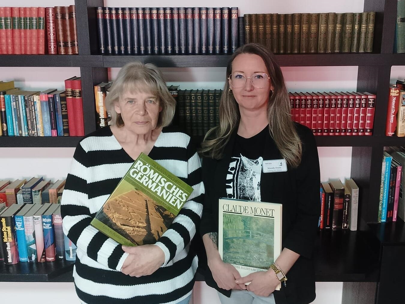 "Mandy Horn vom Sozialen Dienst mit Bewohnerin bei Flohmarkt-Vorbereitungen im Haus St. Georg"