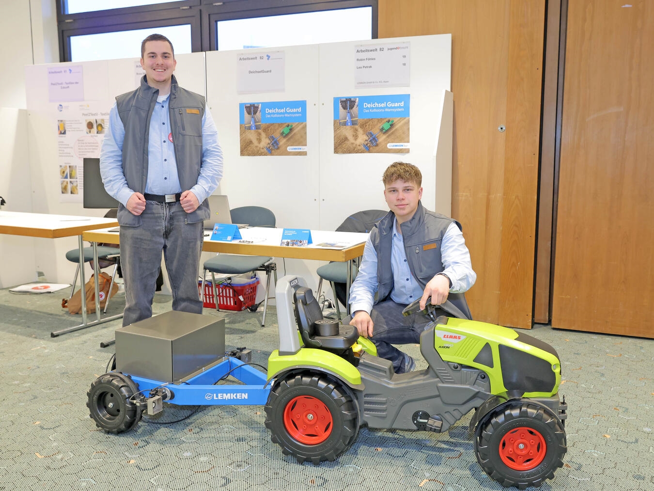 Die Lemken-Azubis Robin Föhles und Leo Petrak haben den „DeichselGuard“ entwickelt. Foto: Dirk Jochmann