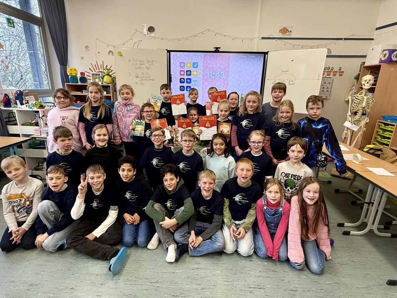 Die Lesekönig-Finalisten an der Heinrich-Eger-Grundschule gemeinsam mit ihren Klassenkameraden.NN-Foto: SP