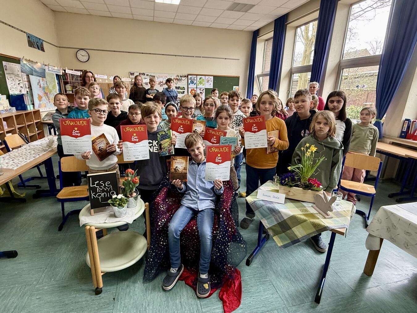 Die Lesekönig-Finalisten an der St. Luthard-Grundschule in Wissel gemeinsam mit ihren Klassenkameraden. NN-Foto: SP