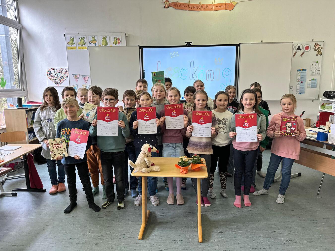 Die Lesekönig-Finalisten aus Appeldorn inmitten ihrer Mitschüler. NN-Fotos (2): SP