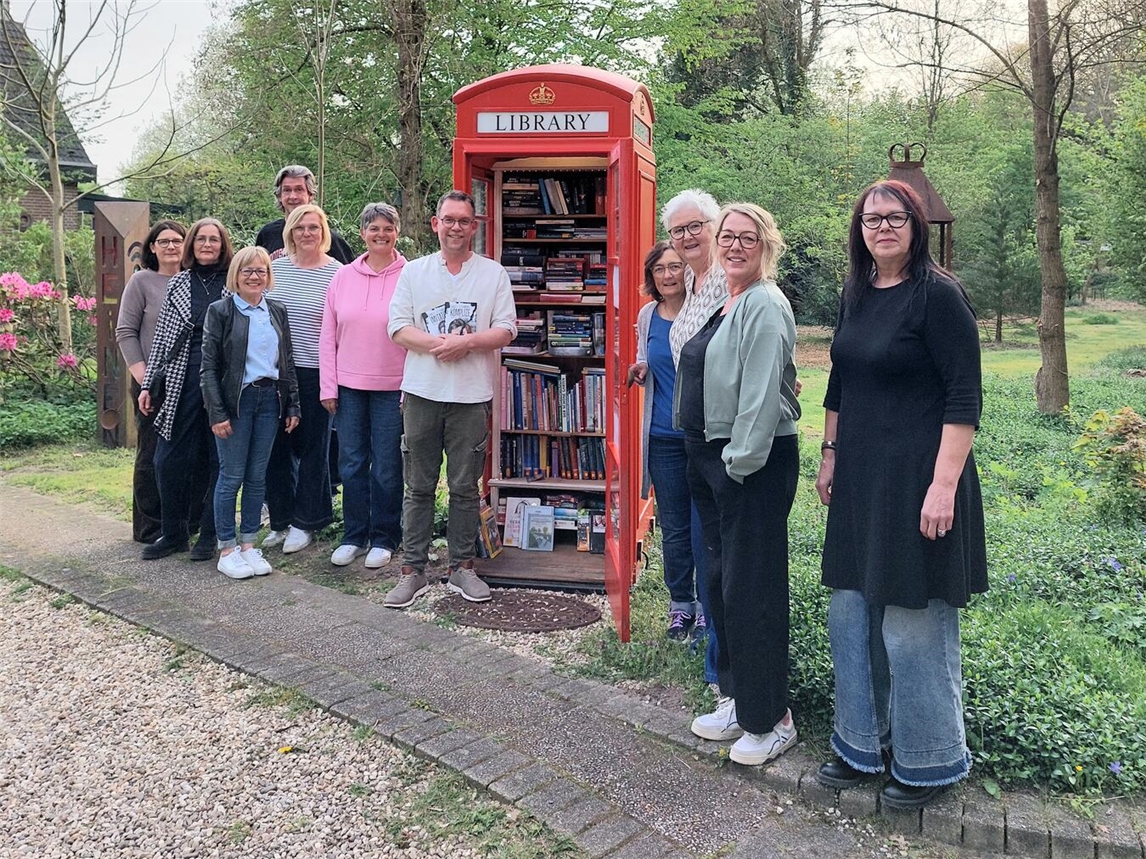 "Büchertausch in der Library Twisteden, Innenansicht mit Bücherregalen"