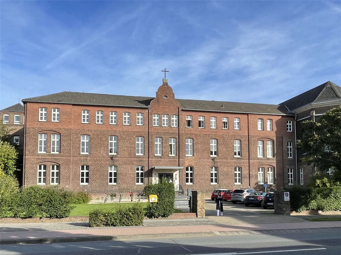 "Liebfrauenschule Geldern, Backsteinbau, blauer Himmel, Bildungseinrichtung"