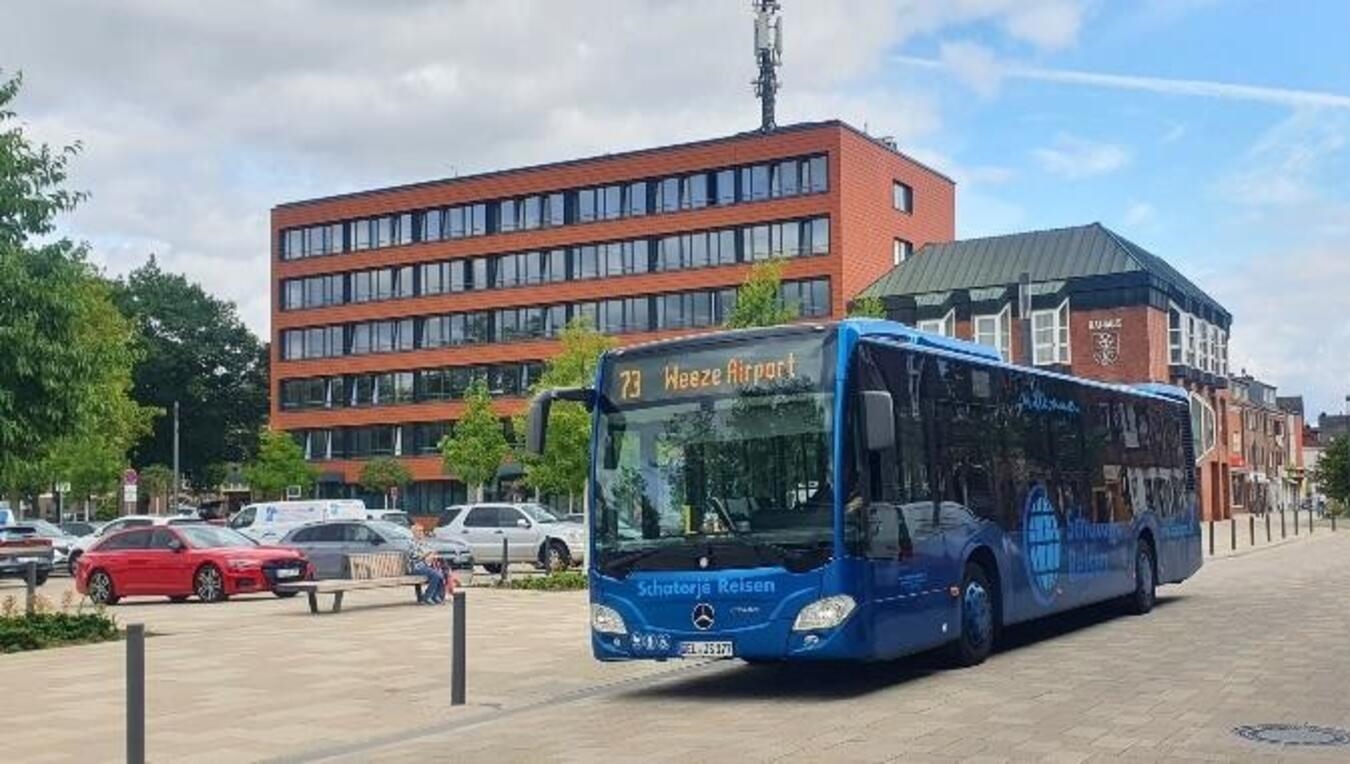 "Linie 73 Bus in Kevelaer, Nahaufnahme, öffentliche Verkehrsmittel, Anpassung"