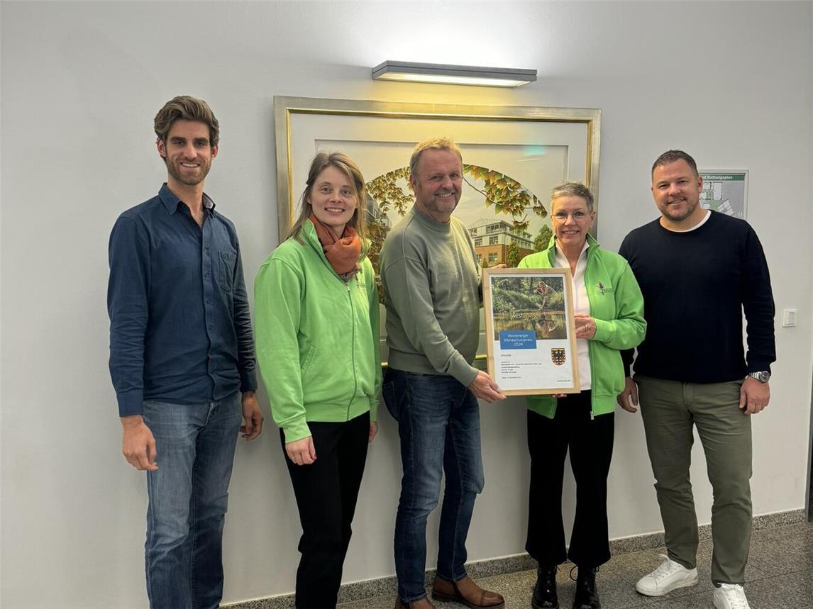 Die LiNis sind der Gewinner des diesjährigen Westenergie Klimaschutzpreises in Alpen. Bürgermeister Thomas Ahls (m.), Alexander Piegenschke (l.), Klimaschutzmanager der Gemeinde Alpen und Nils Rudolph (r.), Westenergie-Kommunalmanager, gratulierten den Gewinnern, präsentiert durch Jutta Block (r.) und Annika Siemen (l.) zu ihrer Prämierung. Foto: Gemeinde Alpen