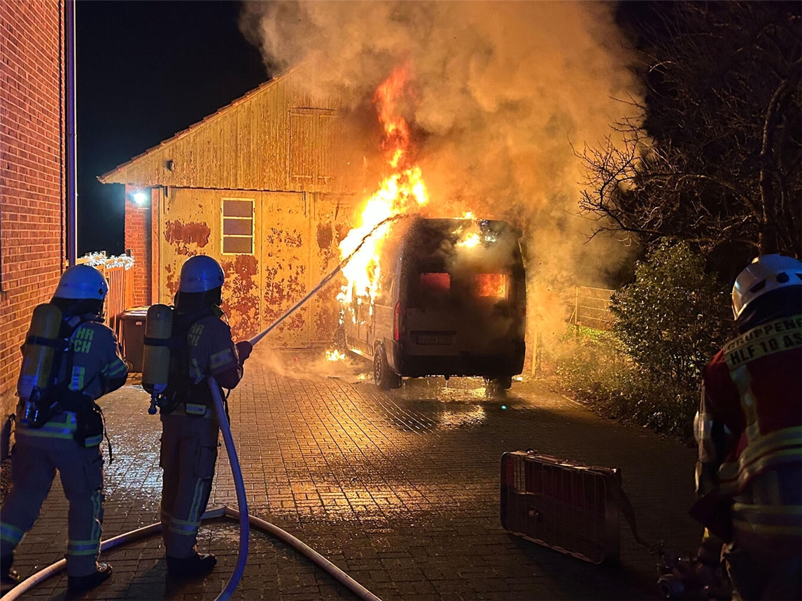 Die Löscharbeiten am brennenden Wohnmobil beginnen. Foto: Stefan Bömler