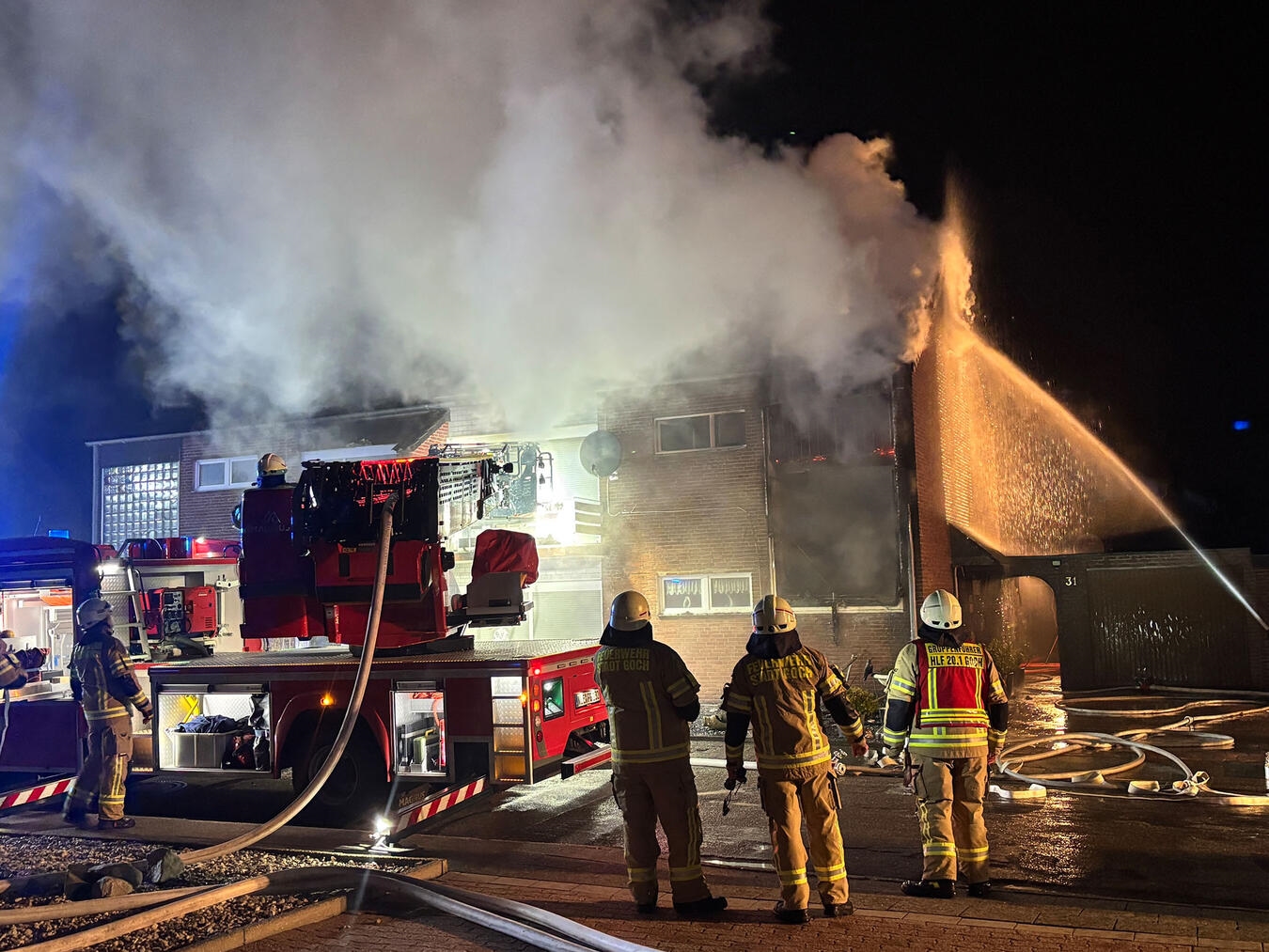 Die Löscharbeiten dauerten knapp dreieinhalb Stunden.