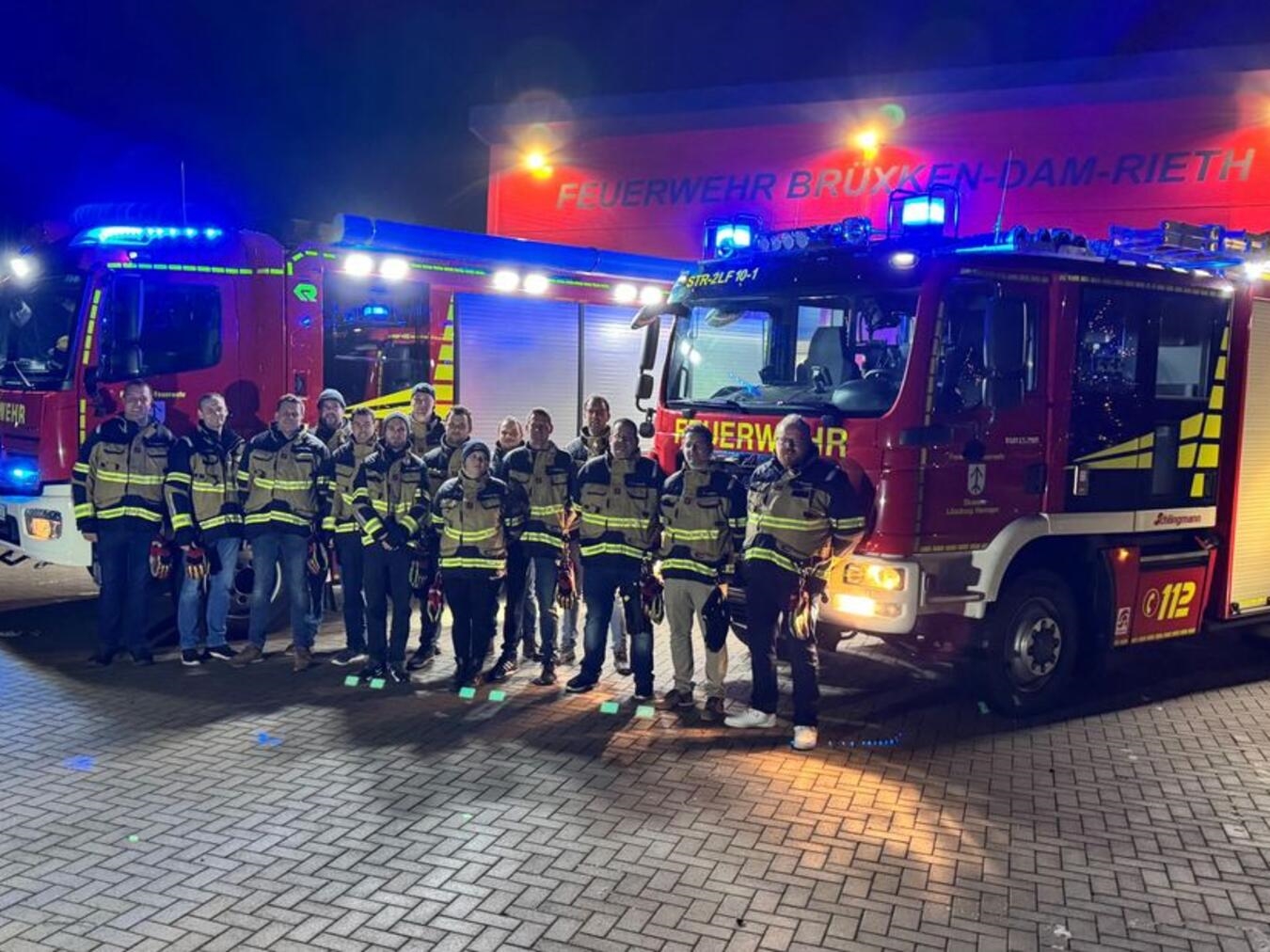 Die Löscheinheit Brüxken-Dam-Rieth war in der Silvesternacht mit insgesamt 17 Kameraden im Gerätehaus präsent und hätte im Einsatzfall sofort ausrücken können.Foto: privat