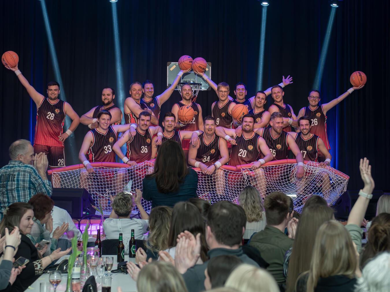 15. Männerballet-Tanzturnier begeistert Die Lückenbüßer aus Porselen belegten den 1. Platz. NN-Fotos:Gerhard Seybert