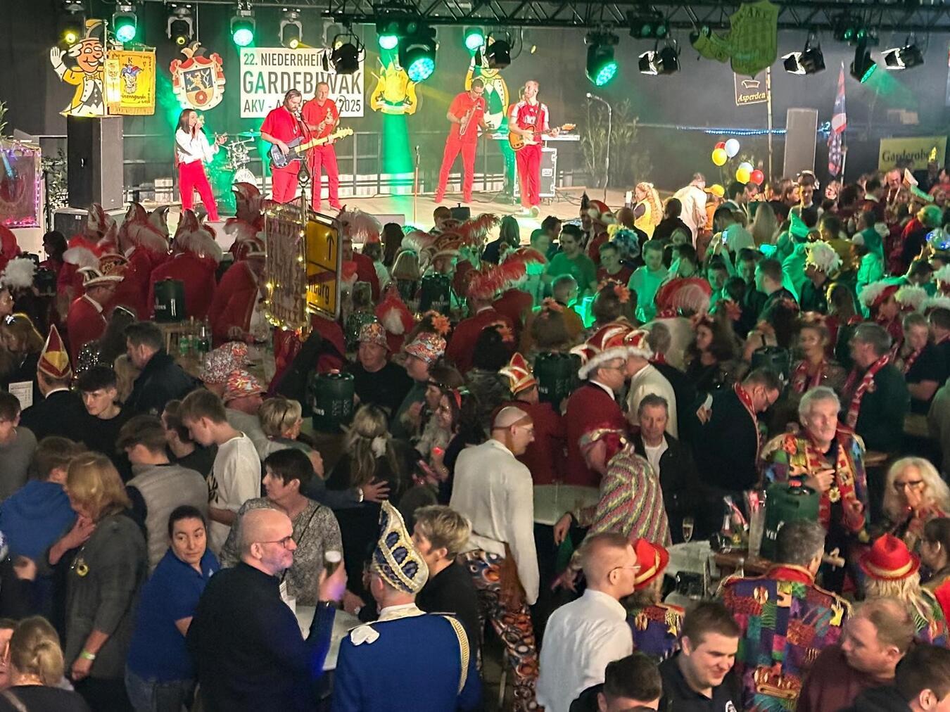 AKV Vallis Comitis begeistert Jecken mit Gardebiwak Die Luftsporthalle in Asperden war proppevoll und die Gäste feierten begeistert mit. Foto: privat