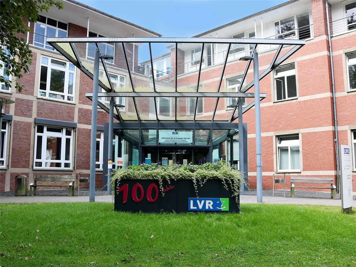 "LVR-Klinik Orthopädie Viersen Tag der offenen Tür, 9. Mai, 11-15 Uhr, Gebäudeansicht mit Besuchern, Foto: LVR"