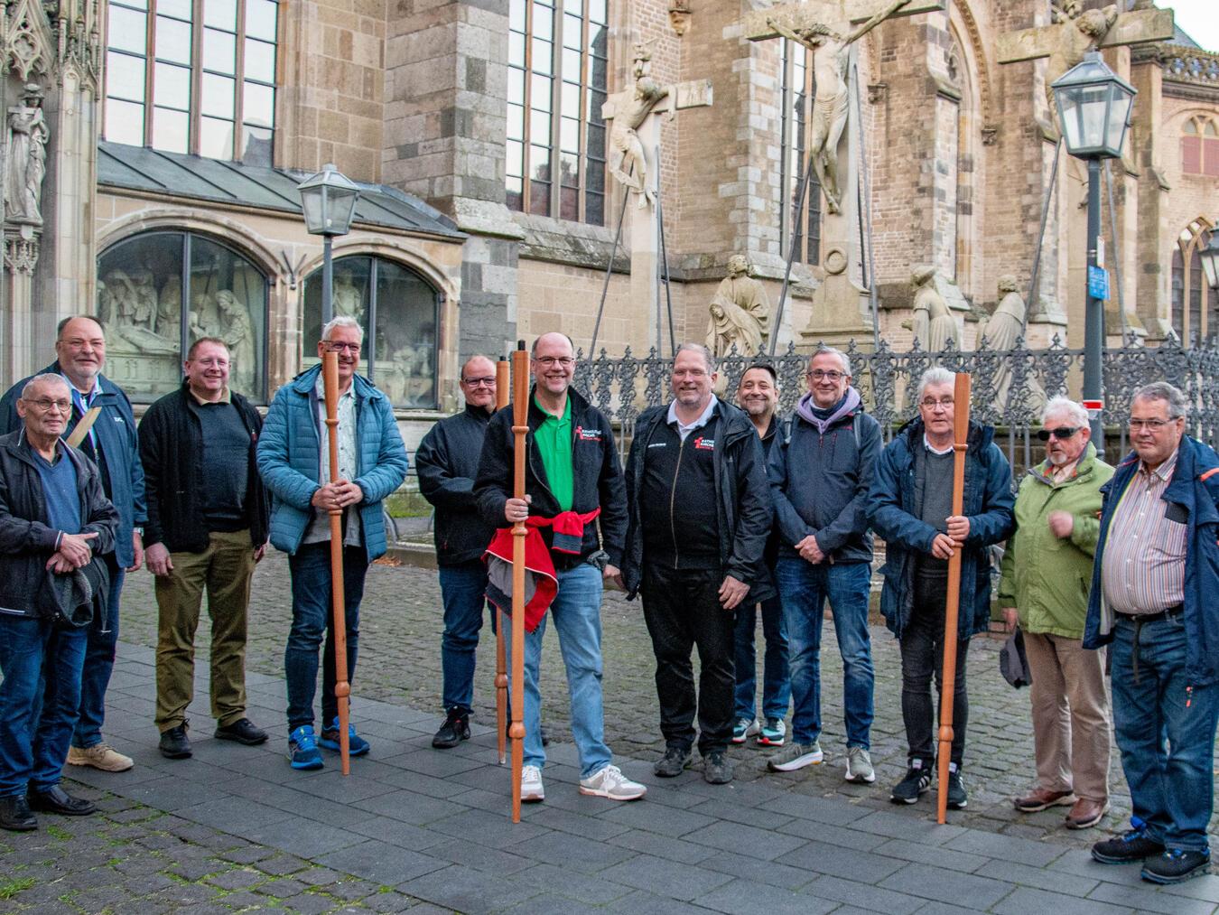 Die Männer-Gruppe vor dem St. Viktor Dom in Xanten. Foto: privat