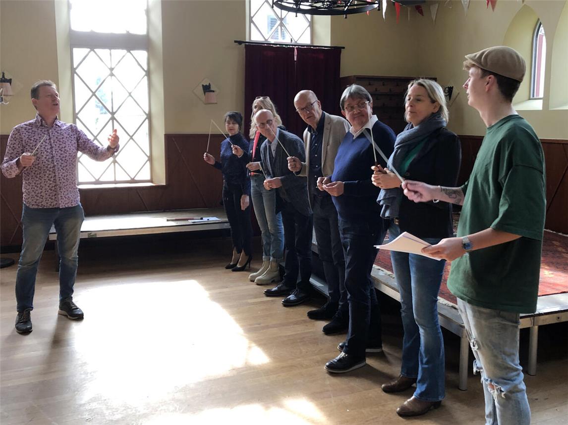 Die „Maestro“-Kandidaten beim ersten Übungsabend mit Robert Wijnands. Foto: Stadt Emmerich