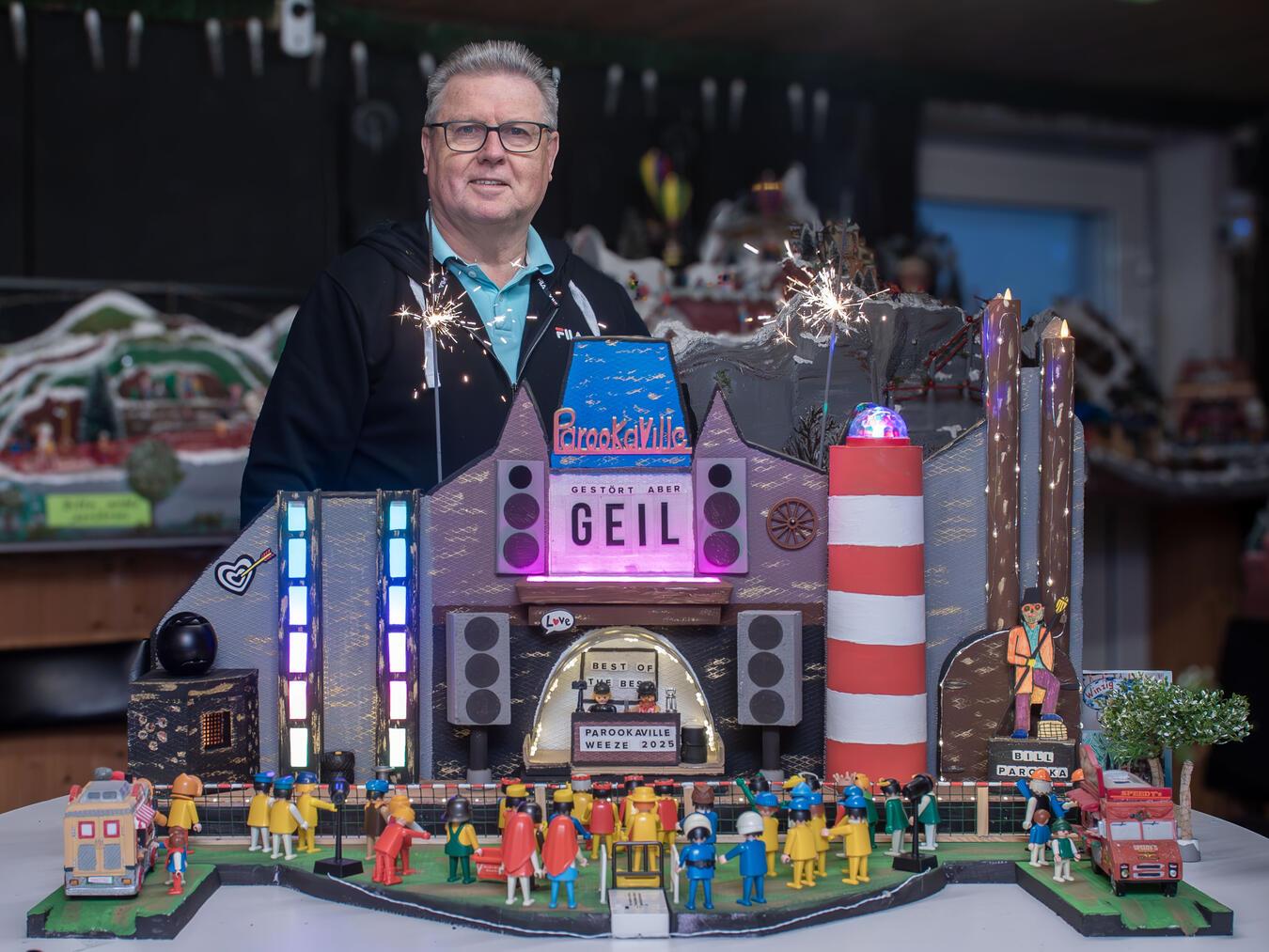 Die Main-Stage des Parookaville-Festivals 2025 in Weeze nach einem Entwurf von Friedel Dahlmann. Wer genau hinschaut, entdeckt auch die Disco-Kugel. NN-Foto: Gerhard Seybert